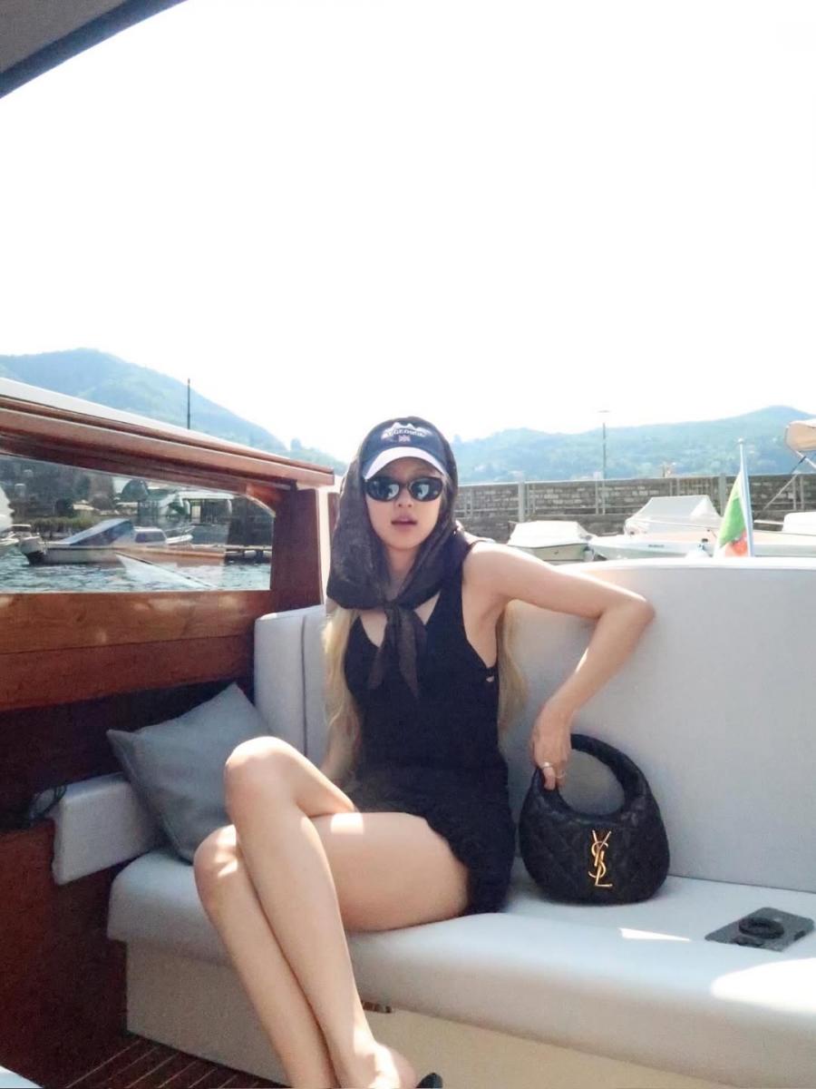 Rosé 近期曬出的這款「Icarino」無疑是當今 Ssint Lauret 最炙手可熱的包款！其尺寸介於中型許小型包之間，兼具造型與實用性，絕對是本季的IT Bag。