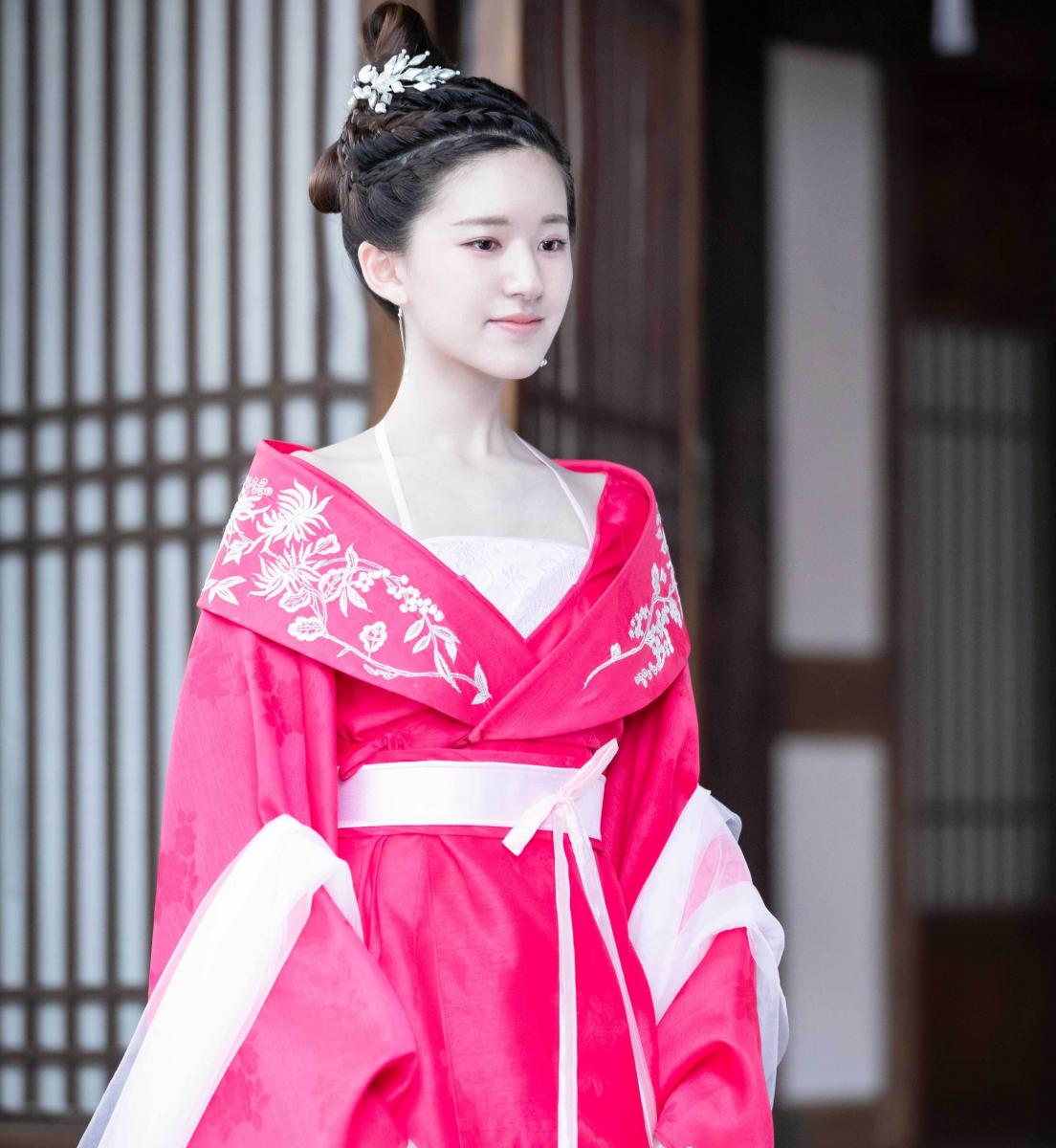 趙露思、丁禹兮主演的《傳聞中的陳芊芊》是穿書劇代表作