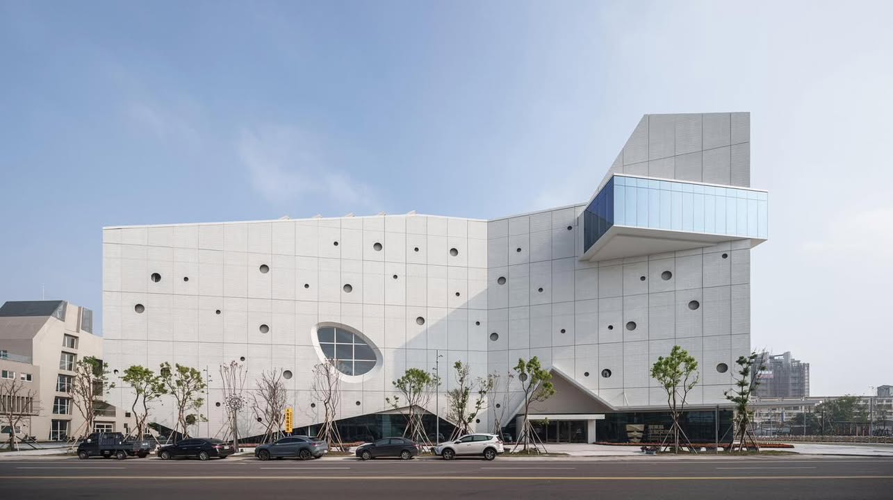 作為屏東最具指標性的重要民俗之一，「東港迎王平安祭典」已被登錄為國家重要民俗，並列為無形文化資產，其知識體系與傳統工藝的傳承，成為本地文化保存的重要指標。屏東王船文化館的成立，除了作為展示空間，也作為一處關於地方認同、文化治理與產業共生的想像平台館舍，找來趙建銘建築師事務所操刀，一共規劃五層樓，透過沉浸式體驗，引導觀者認識王船文化的歷史與技藝。