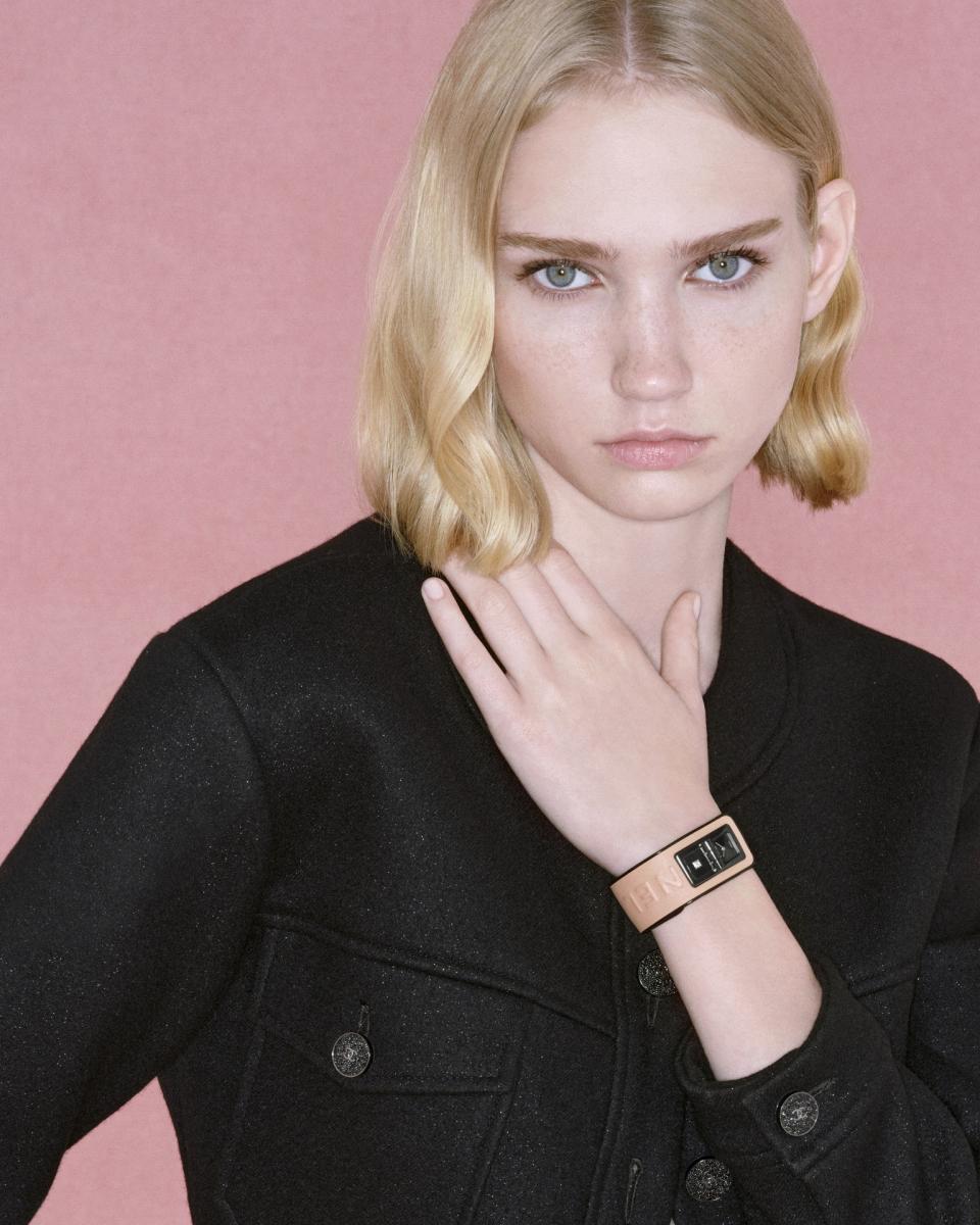 Code Coco Blush 更把經典的2.55包款鎖扣移到手腕，低調卻牢牢鎖住時間，是一把「時間的密碼鎖」。