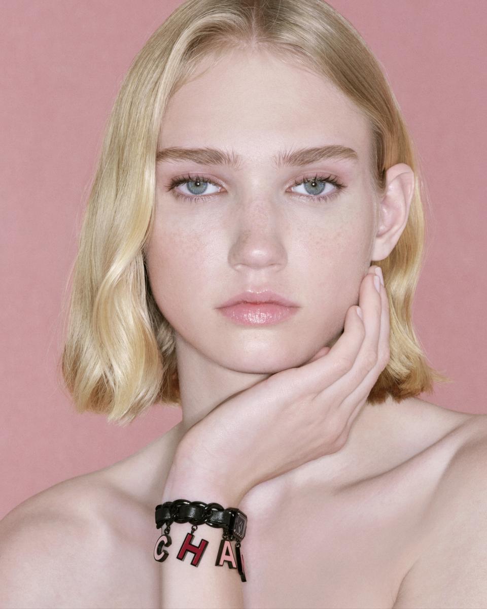 想像一個彩妝盤化身為腕錶，這就是 Blush 系列的靈感起點。Chanel 把漸層的粉紅色調，搬到黑色陶瓷的深邃背景上，就像夜幕下的一抹霓虹。