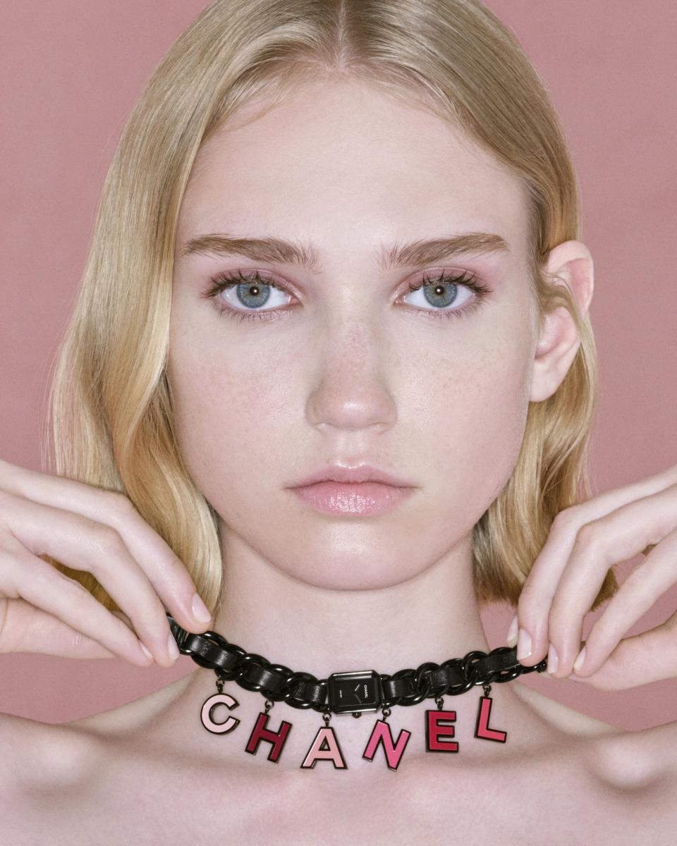 吊墜款在黑色錶鍊間搖曳，「C.H.A.N.E.L」字母宛如六瓶指甲油在腕間擺動，時間也在其中流轉。