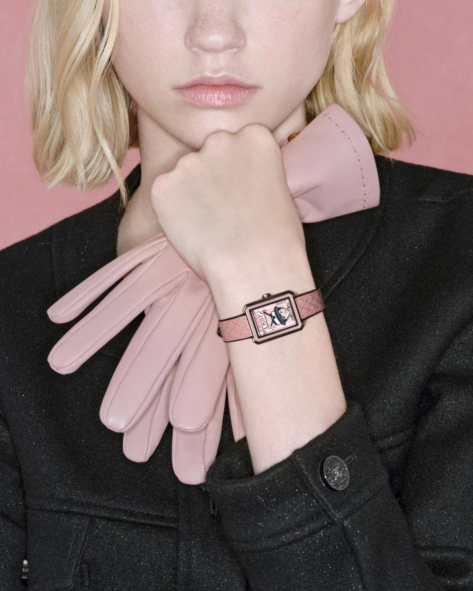 Blush 系列還有更多意想不到的變奏。Boy·Friend Blush 以漫畫風的「Coco Kiss」向普普藝術致敬，非常俏皮、異常可愛。