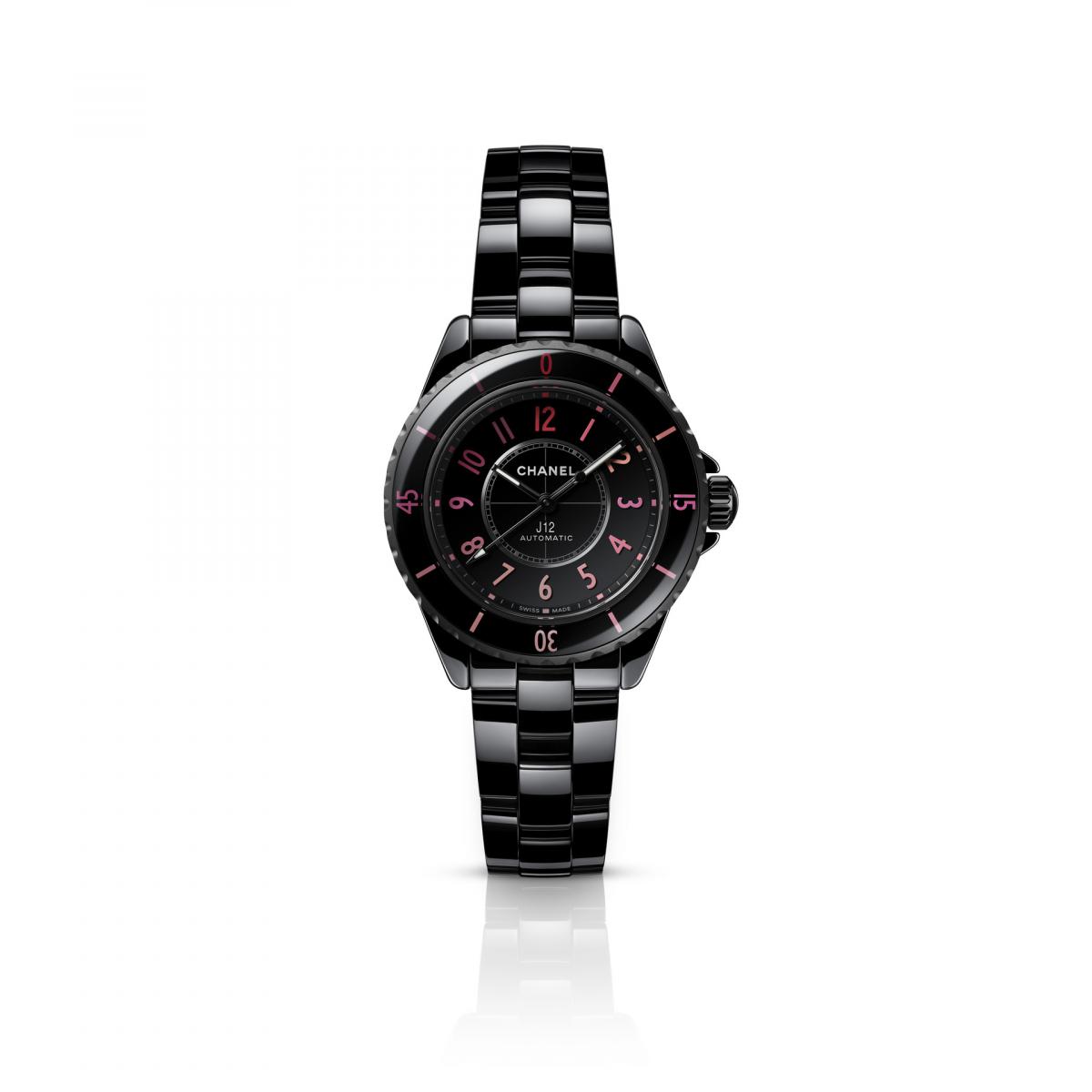 Chanel J12 Blush 分成33毫米與38毫米兩種尺寸，分別搭載品牌自製 COSC 認證機芯，準確度堅定，卻又帶著浪漫的呼吸感。
