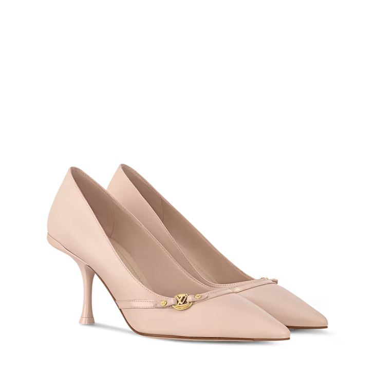 Louis Vuitton 這雙名為「6AM」的跟鞋，以典雅的裸膚色為設計基礎，在細節上點綴了一只品牌縮寫字樣的金釦設計，整體在極簡的風格中又不失去品牌識別度。