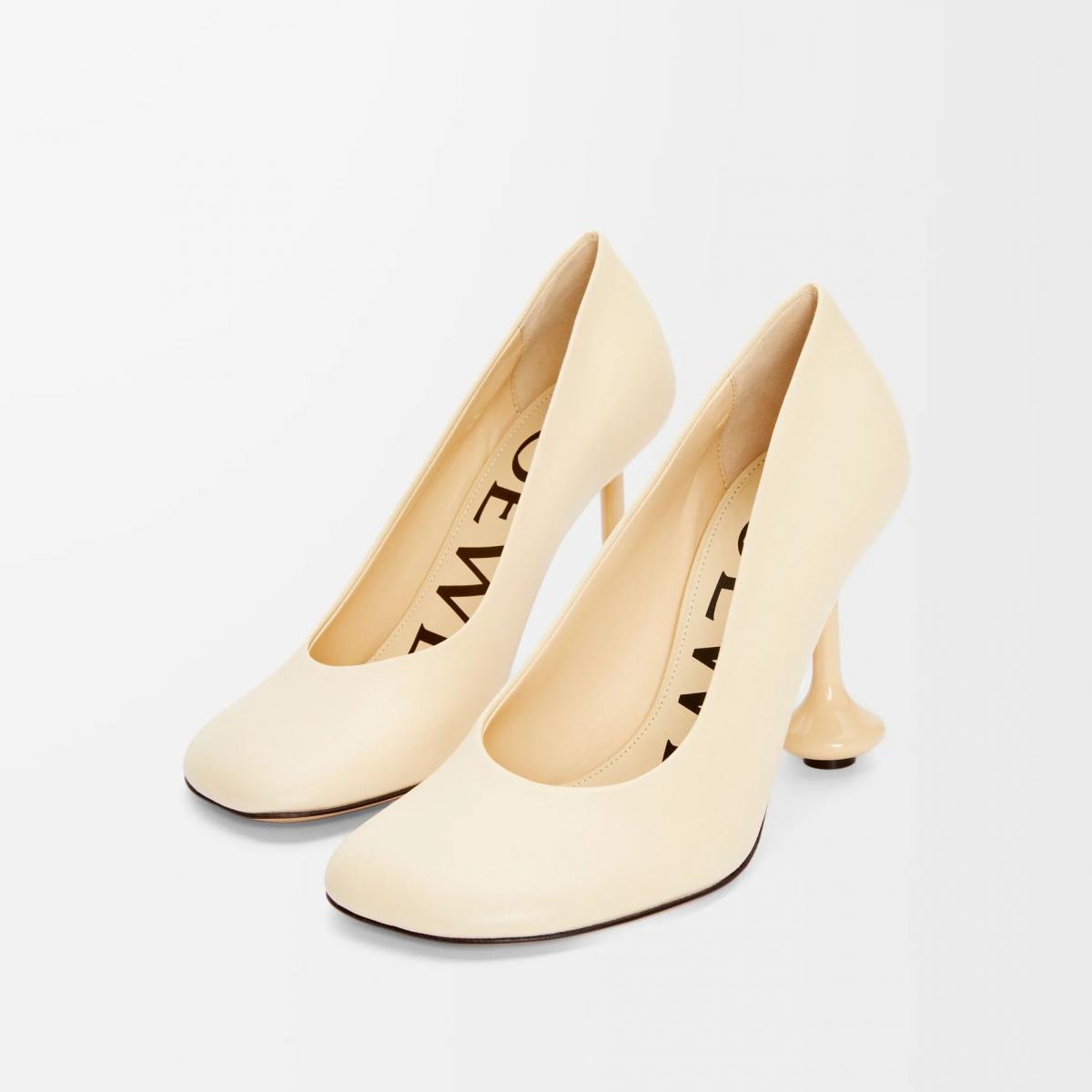 被套上文青濾鏡的 Loewe，其鞋履設計亦能賦予女性好氣質。這雙「Toy」跟鞋，運用可愛的楦頭為設計焦點，搭配上識別度極高的鞋跟設計，能成為穿搭時的亮點。