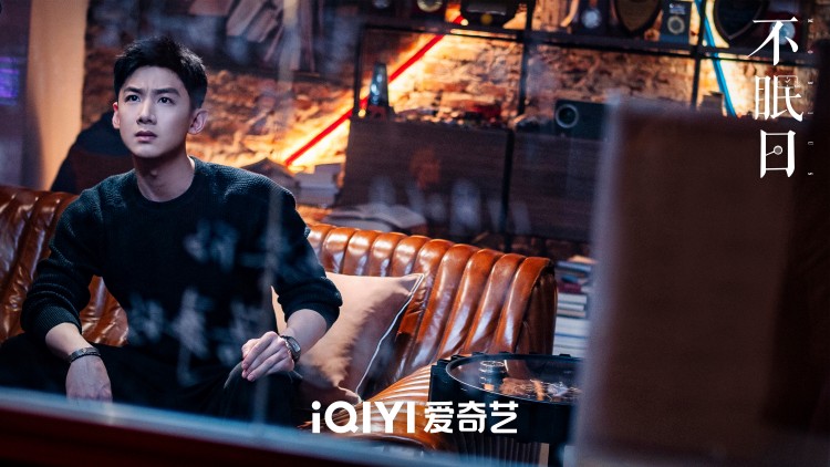 故事始於華澳市的一場銀行爆炸案，警官丁奇（白敬亭 飾）卻異常冷靜