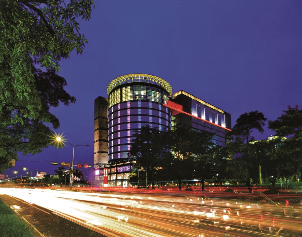 台中新光三越在氣爆事故後終於復業！重啟的首日立即掀起中台灣零售市場的驚人浪潮。開幕不到90分鐘，人潮已破萬；到下午3點，更吸引超過3萬人湧入，全館50萬元滿額贈一掃而空，根據業界推估，單日業績上看2億元。