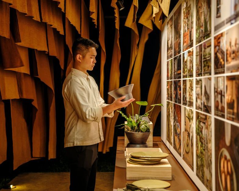 書店另一大亮點，是邀請台灣藝術家范承宗合作打造藝術作品。范承宗來自南投草屯，以獨特竹編藝術及對傳統技藝的深度詮釋著稱，曾受愛馬仕、卡地亞等頂級品牌指定合作。他以創作回應台灣手工文化記憶，為書店注入更多藝術可能性。