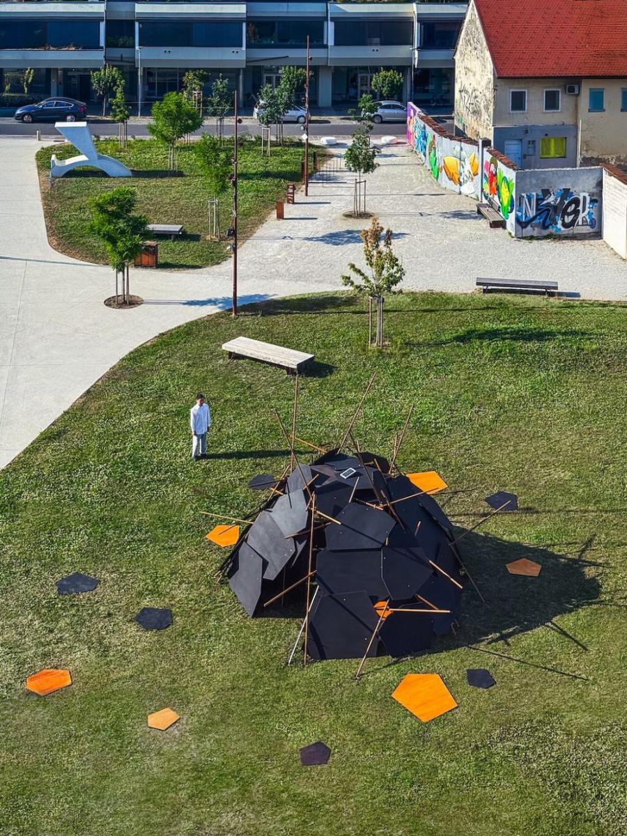 范承宗剛在東歐完成《築巢計畫》系列中的第九件作品，「這位於斯洛維尼亞（Slovenia）的首都盧比安納（Ljubljana），是一座將『龍』視為守護者與精神象徵的城市，亦有『龍城』之稱。」范承宗說道：「我們透過搜尋傳說故事、古老畫作、電影與童年記憶中對龍的各種描繪，並根據當地著名景點龍橋（Dragon Bridge）上，四隻綠色銅龍雕塑的體型與利爪，推想出巢穴的構成材料、內部容積與洞口尺寸，打造出這座龍的棲所。」