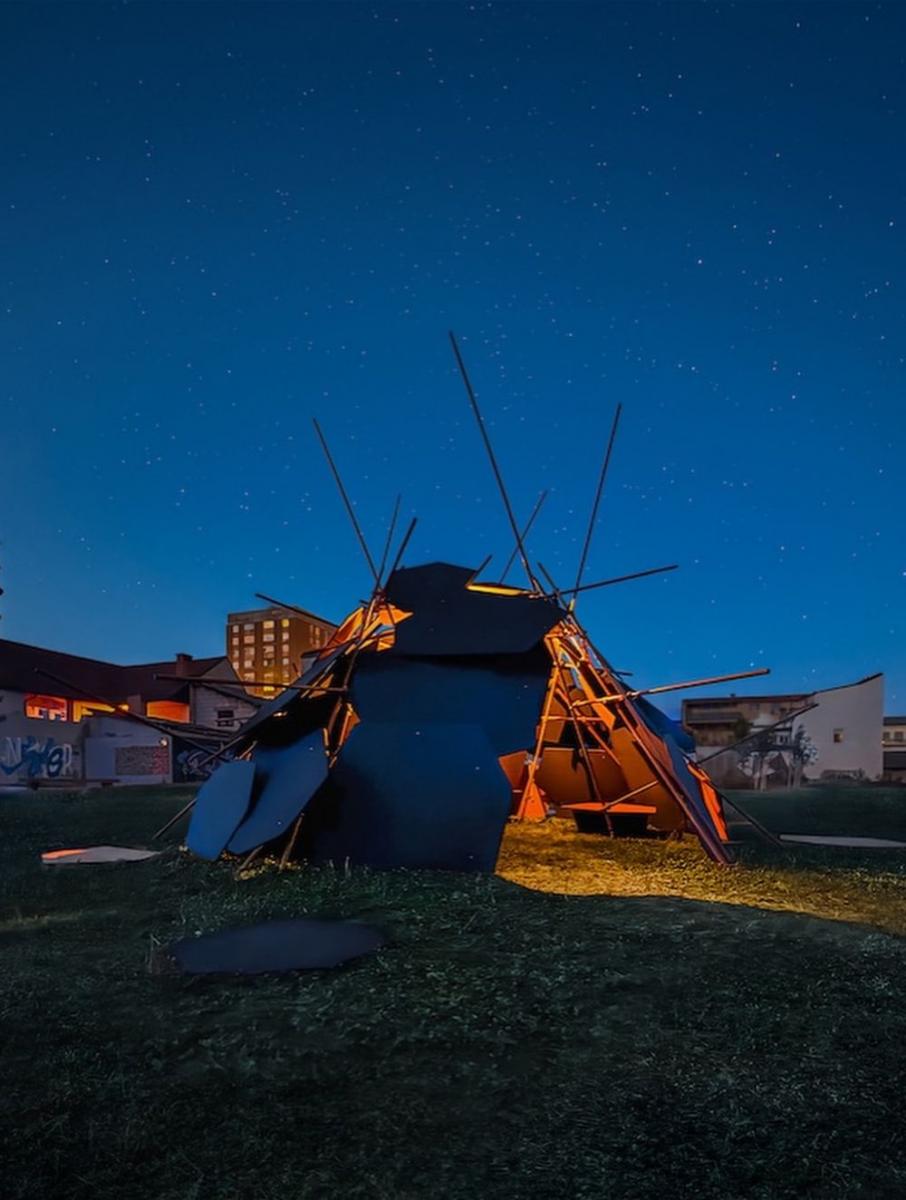 「這件作品能夠移地安裝，所有零組件都能拆卸重複使用，能夠組合成桌椅、家具，延續各種應用的可能。它是一份獻給盧比安納與龍的禮物，也是神話與想像和我童年回憶的棲身之處。」范承宗描述，「我的作品大致出於我與團隊的主觀喜好，我們一直探索喜歡的題材和做成喜歡的樣子。多年來，皆是寶貴的經驗，我深信：作品會帶我前往真正該去的地方。」