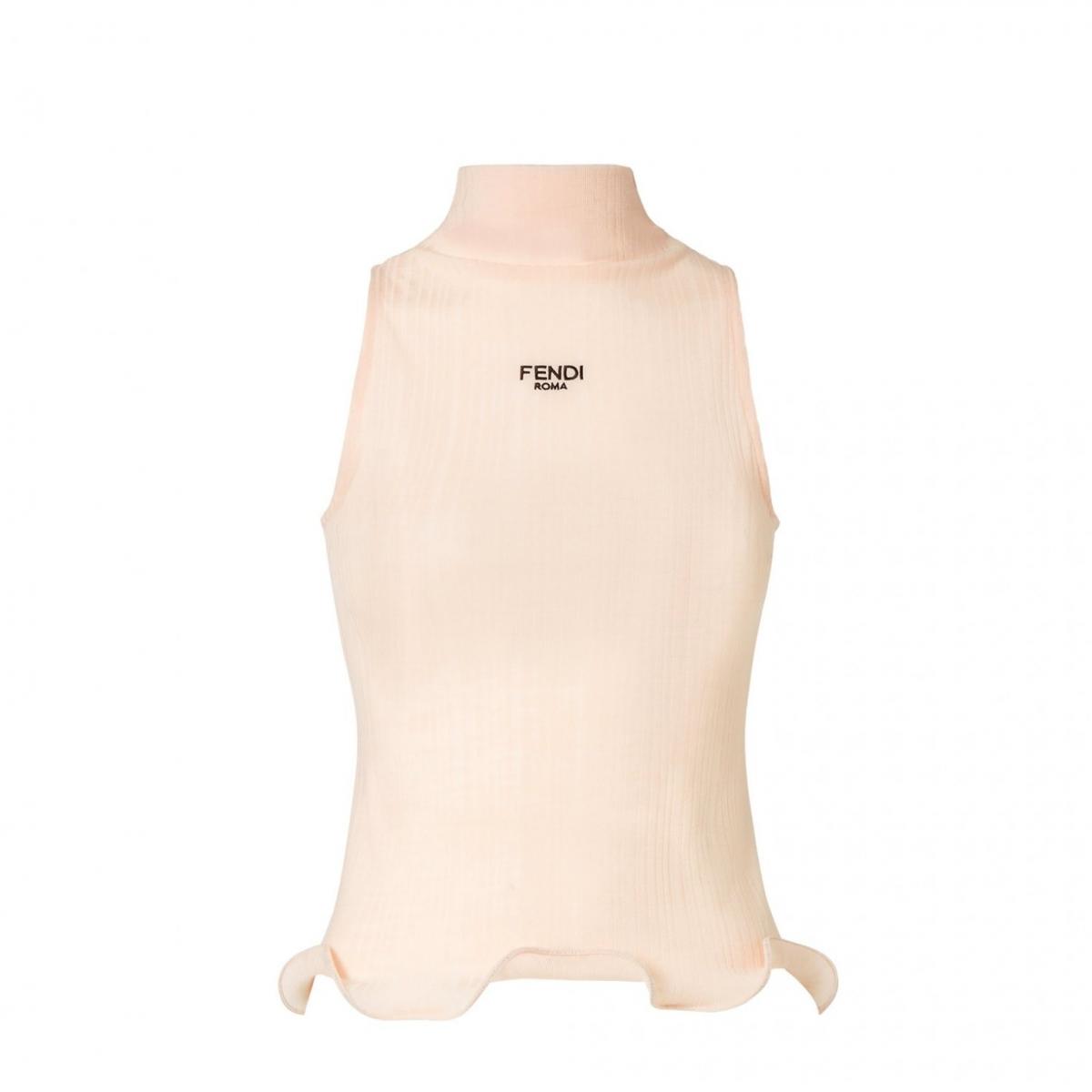 在服裝上我們很推薦宋雨琦同款的粉色削肩背心，下擺以荷葉邊的形式呈現，可謂日常服做最好的點綴，若想更為簡潔一些，可紮進褲子裡，在外罩西裝外套等單品，即可創造出簡約感。