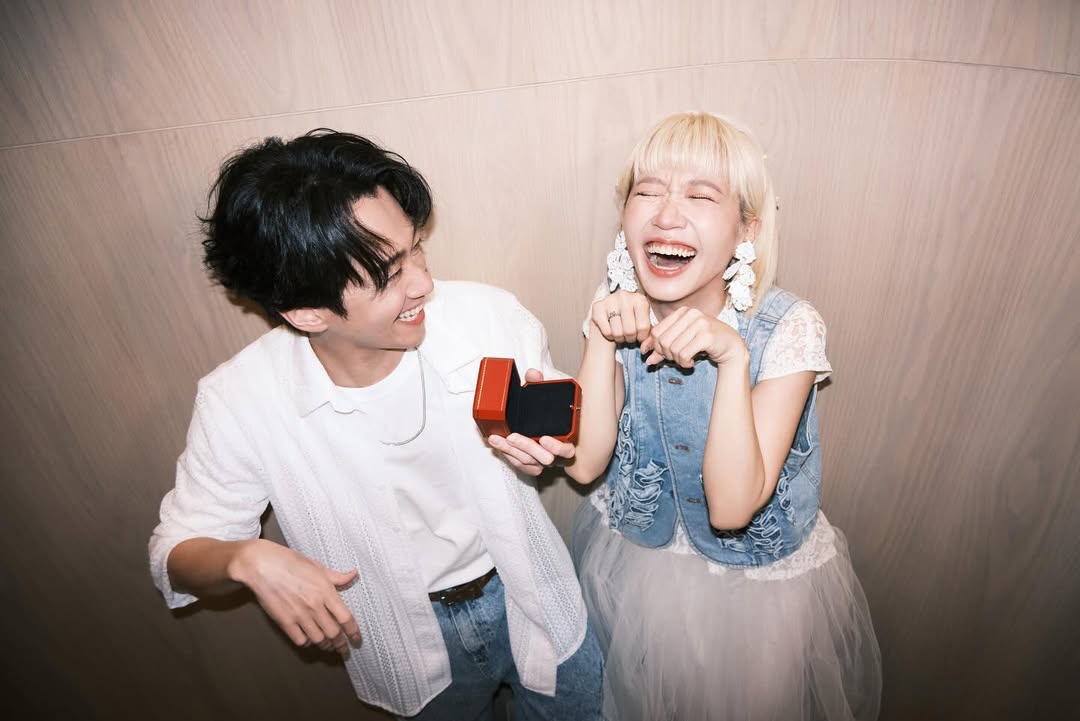 從公開的照片來看,珠寶編輯推測,陳漢典手中所持的正是 Cartier 卡地亞婚戒系列的1895單鑽戒指。