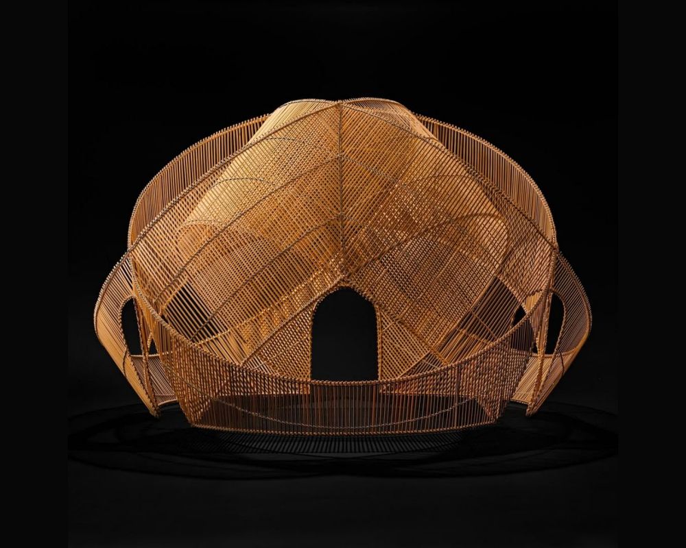 不論是精品店面的陳列設計，還是展覽活動，范承宗將台灣工藝與奢侈品牌的理念巧妙融合。好比，卡地亞 Trinity 三環戒一百週年展覽上，他便藉由代表作《筌屋》，轉譯卡地亞戒指想傳達的三位一體概念，「我常在創作中轉換魚筌、竹椅、線裝書等傳統手工製品的方式，將其應用在尺寸、功能、意圖截然不同的創作上，就像是把老故事用新的方式再說一次。」