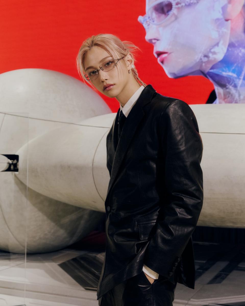 Stray Kids 成員 Felix，則選戴「Mosh 02」這款眼鏡，整體同樣以無框的形式呈現，在眼鏡鏡片上則點綴有未來感的金屬線條，個性十足的設計，能成為穿搭焦點。