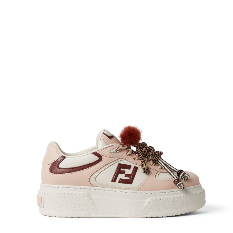 在活動現場宋雨琦腳踩的這雙鞋款亦受到高度注目！整體鞋型已厚底呈現，鞋帶上豐富的吊飾點綴，則成為最大亮點，其可愛的外型出對能成為穿搭的好幫手。