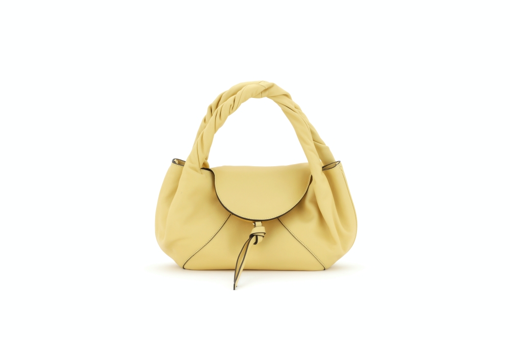 最早問是於 2007 年的這款「Spy」包，以獨特的暗袋包蓋成為設計焦點，在今年重新演繹的版本中，設計師用更為柔和的線條呈現，搭配上獨特的扭轉提把，更讓整體擁有可愛的模樣。