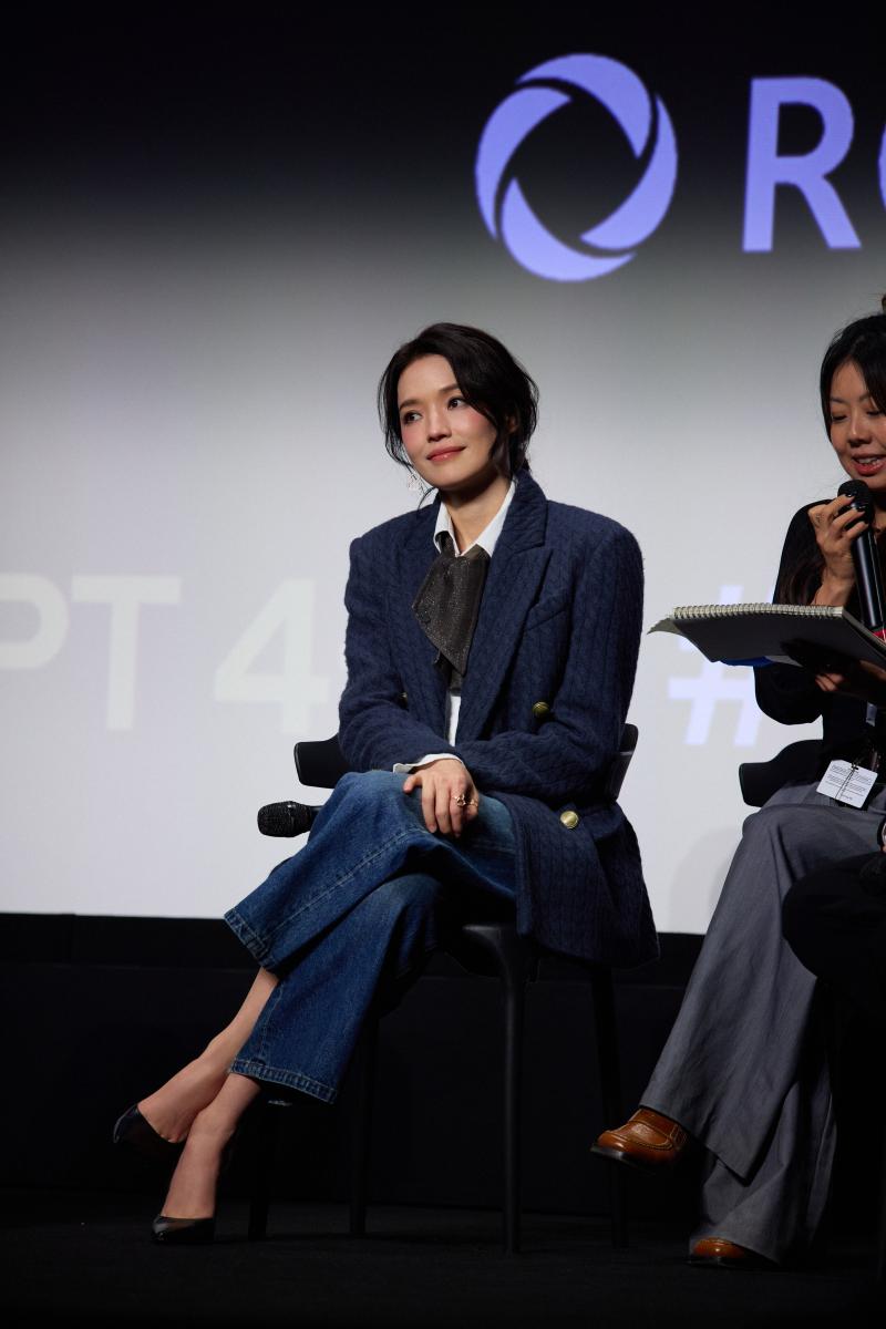 舒淇透過 Qeelin 珠寶，將東方韻味與國際影展舞台緊密相連，無論是隨性的白襯衫與牛仔褲，或是氣場全開的西裝造型，都讓她以配件之力展現出屬於東方女性的獨立優雅。