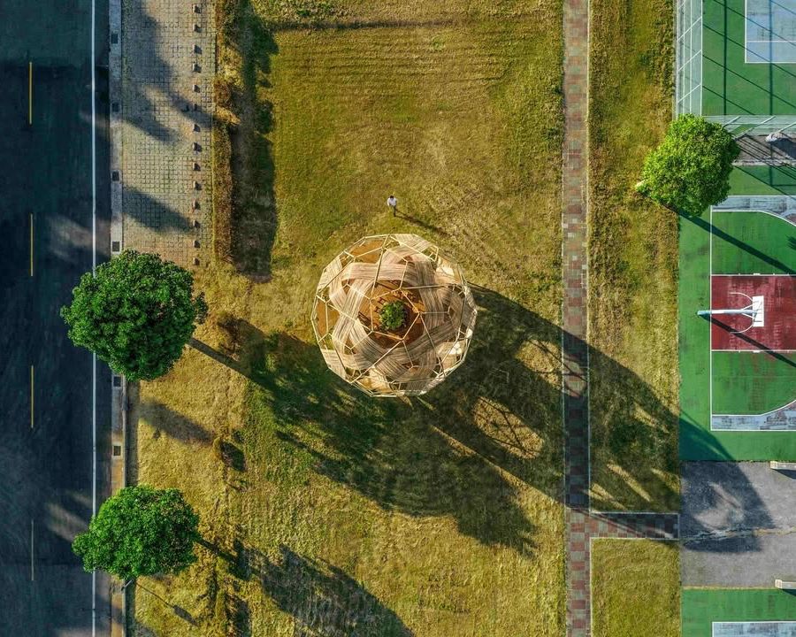 來自南投草屯的工藝家范承宗，以其獨特的竹編藝術與對傳統技藝的深度詮釋，成為愛馬仕、卡地亞，頂級奢侈品牌指定合作藝術家。他以創作回應台灣的手工文化記憶，並深信：「台灣的工藝可以與競爭的資產。」此外，他的新作《小竹屋計劃：粽子》、《築巢計畫》，也陸續獲得外媒高度肯定，透過這次專訪，帶領你認識范承宗，也重新感受台灣工藝之美。