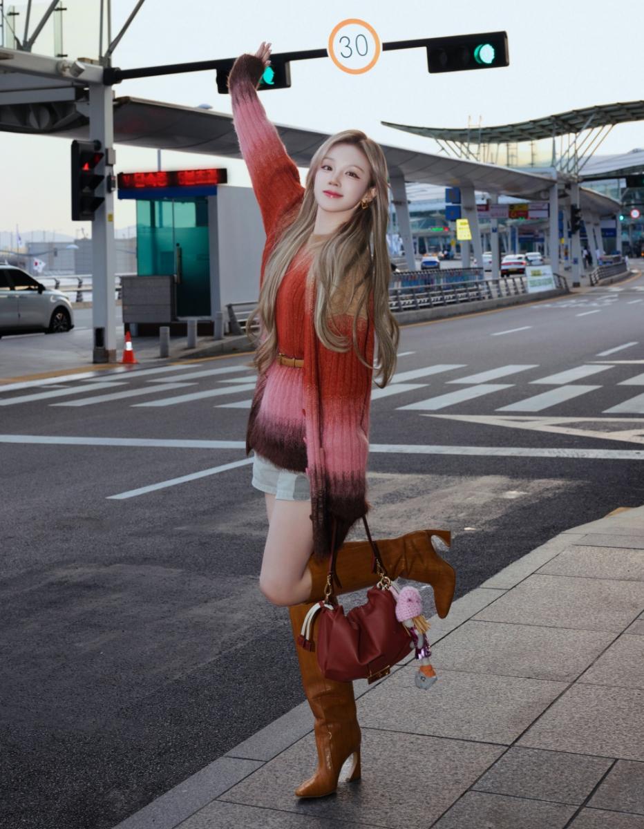 在出發來台的機場時尚，宋雨琦以一身紅色馬海毛毛衣做搭配，其漸層的設計，展現出甜美與個性兼具的模樣