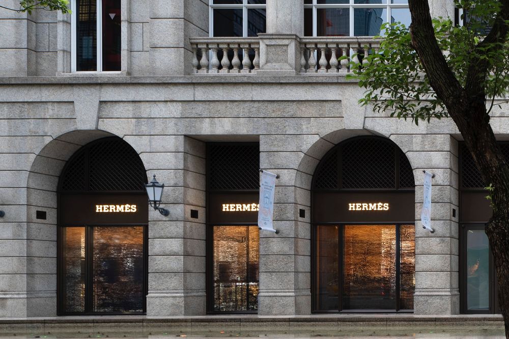 而成為各大國際奢侈品牌指定合作的對象，無疑是最有力的佐證之一。從愛馬仕（Hermès）、卡地亞（Cartier）、羅威（Loewe），再到 Bottega Veneta（BV），都能看見范承宗工藝作品的蹤影，「來找我合作的品牌，全都是重視材質、手工、歷史價值的品牌。他們的作品和做事的態度本來就是和短時間內速成不了的工藝息息相關的，合作起來沒有什麼障礙。」