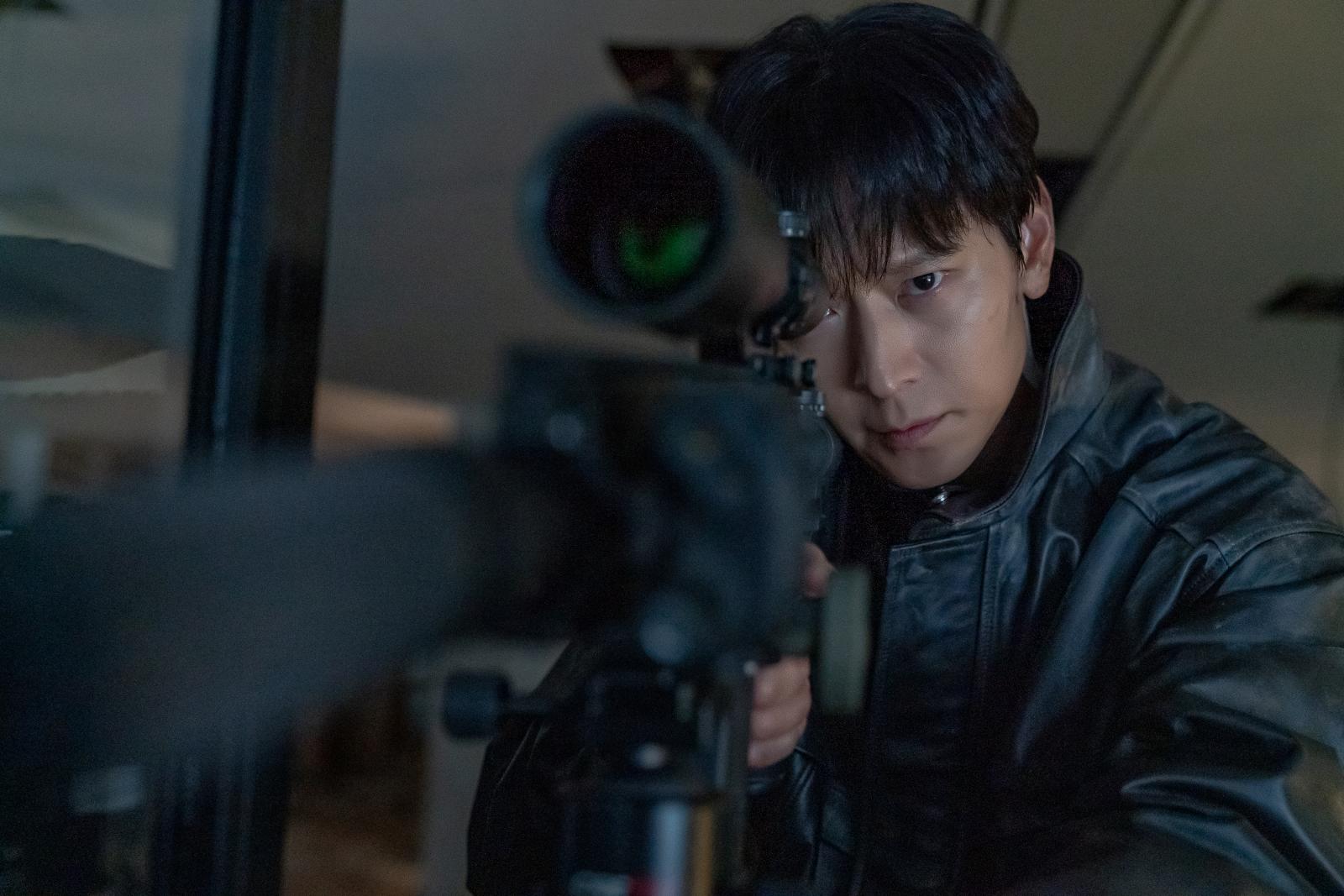 卻驚見神父慘遭殺害，自己更在教堂內險些遭遇殺手伏擊。