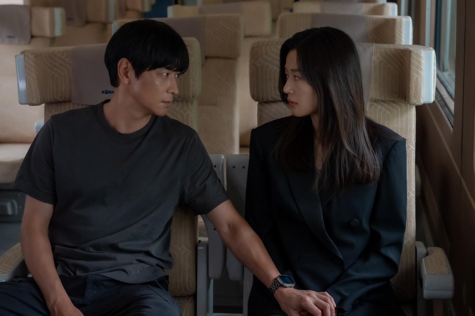 除了國際局勢的生死抉擇，《暴風圈》也將複雜的人際與情感糾葛鋪陳得扣人心弦。