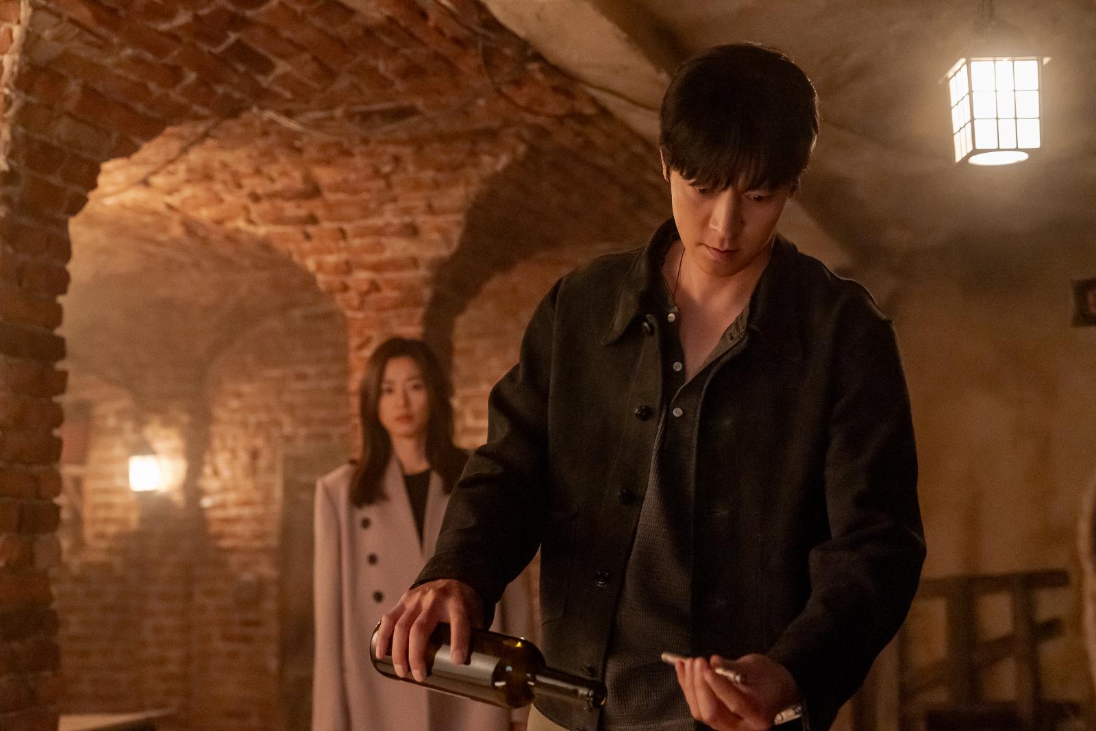 暴風圈》一開場就以「戰爭是否爆發」作為破題，將全劇迅速拉進高壓氛圍。從核潛艇的機密照片