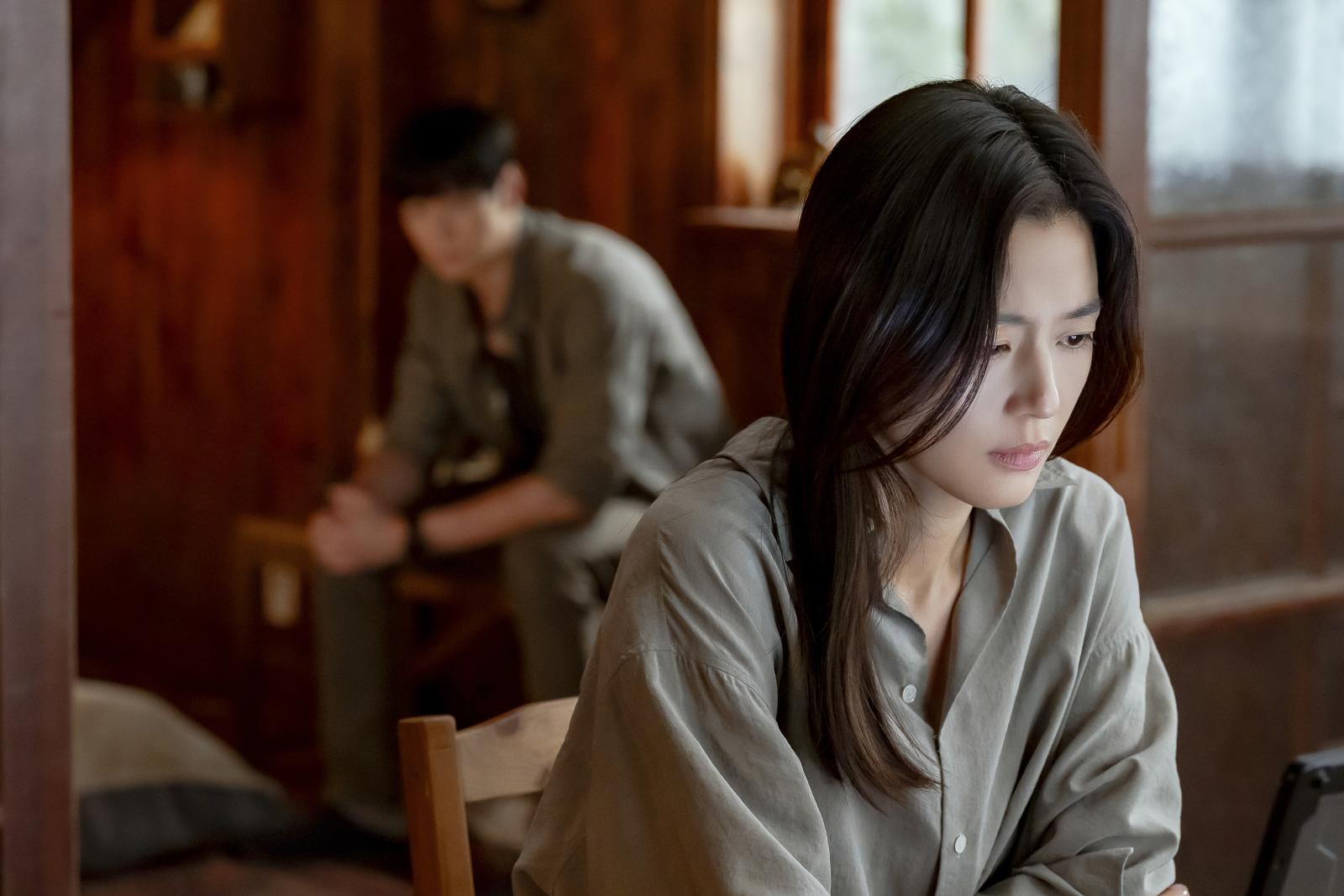 在《暴風圈》中飾演的菁英外交官徐聞柱，因丈夫遭暗殺而毅然決定投入總統選戰