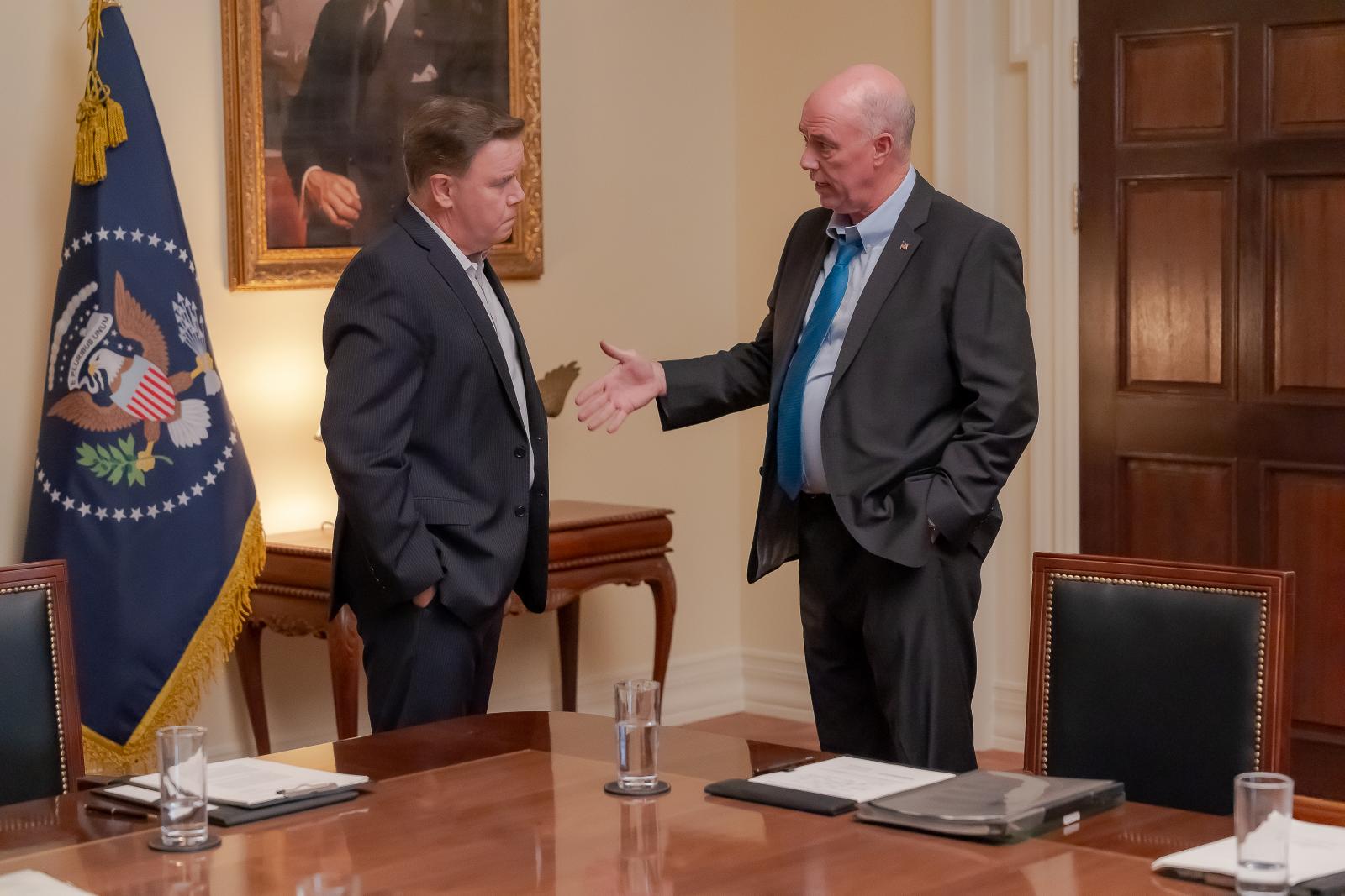 國際角力正是《暴風圈》劇情的核心主軸。北韓為了轉移內部壓力而動作頻頻，戰爭隨時一觸即發；