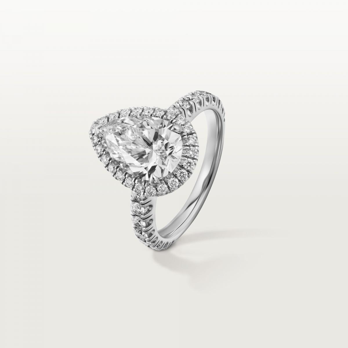 Destinée 的名字意為「命定」,浪漫指數滿分。這款戒指的亮點在於鋪鑲的鑽石環繞中央主石,特別是梨形切割款式,光芒耀眼,讓人移不開視線。