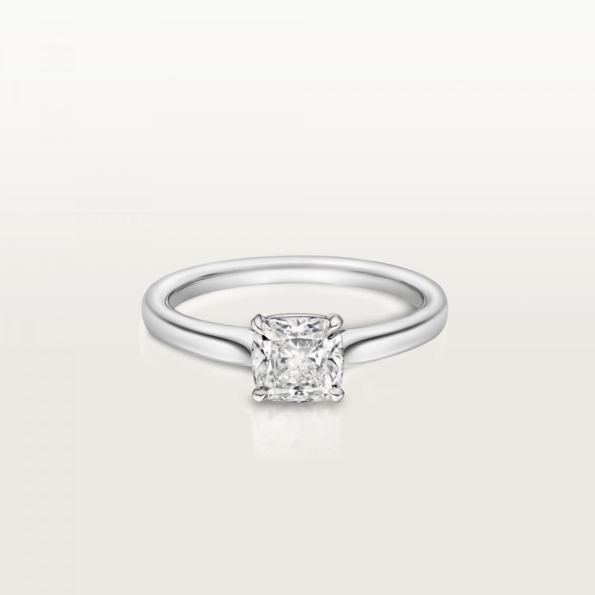 1895 系列是 Cartier 婚戒的經典之作,也是 Lulu 與陳漢典選擇的款式。這枚枕形切割主石,把柔美和力量融合得剛剛好,低調中帶著高雅氣質。