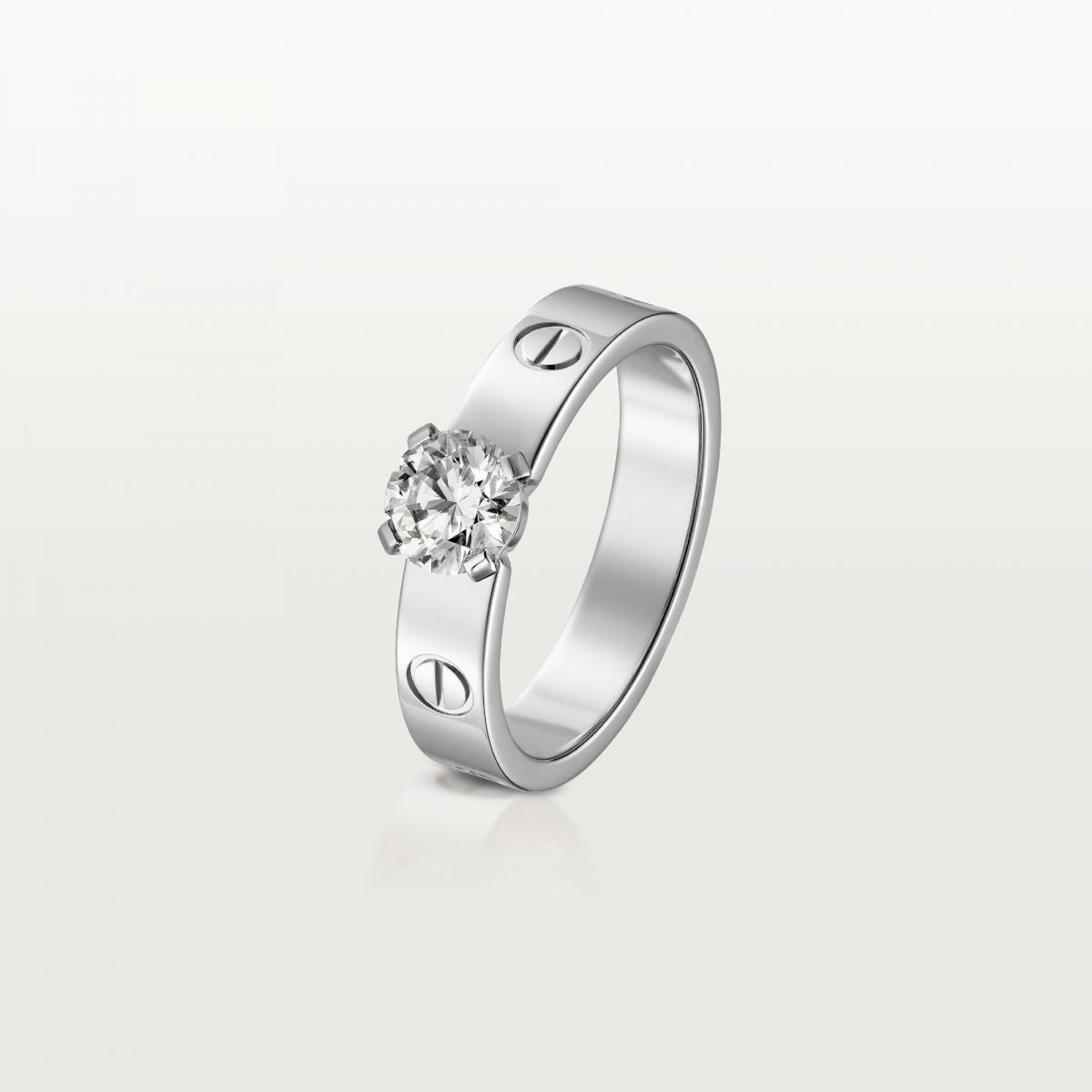 Love 系列是愛情符號的代表作,標誌性的螺絲紋路象徵著承諾與羈絆。當經典設計遇上鑽石,立刻多了一份現代感。