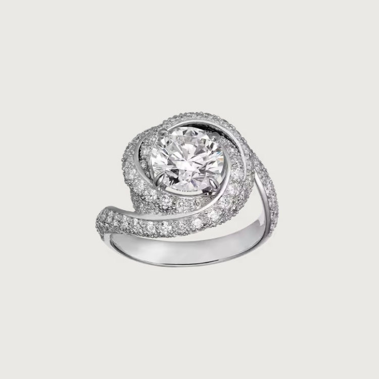 Trinity 本就是 Cartier 的經典象徵，而 Ruban 版本，則把這份經典變得更浪漫。鋪鑲鑽石的戒圈像一條閃亮的緞帶，輕輕纏繞著中央主鑽，看起來獨特又夢幻。