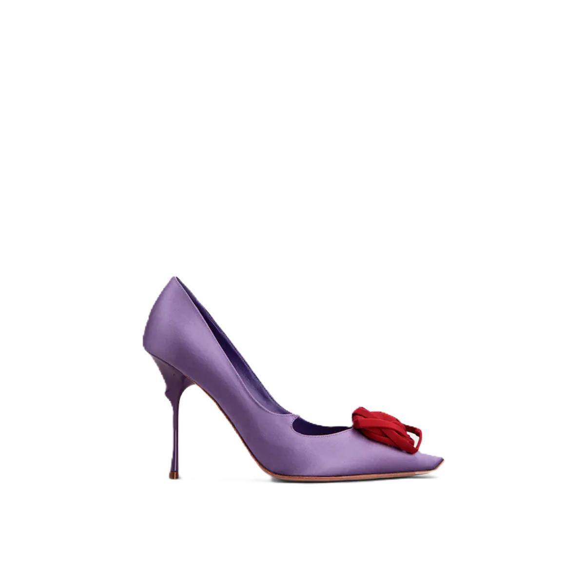本季多雙跟鞋的設計圍繞在玫瑰這項元素之中，這雙以嫣尾紫為主色調的跟鞋，其吸睛的色彩可成為出席晚宴時最吸睛的焦點。