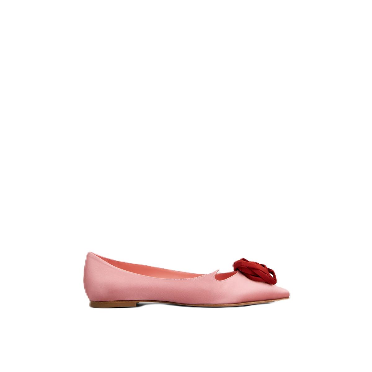 這雙平底鞋款以極致浪漫的粉色呈現，並搭配上以絲緞繞成得玫瑰朵，帶點雕塑風格的裝飾，完美呈現出品牌的優雅。