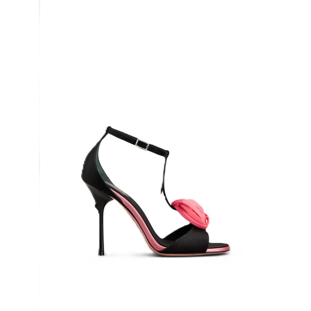 延續玫瑰的設計元素，這雙繫帶跟鞋以黑色緞面的材質呈現出奢華感，鞋側身以粉色線條對應玫瑰花朵的楦頭，整體展現出極致的法式風格。