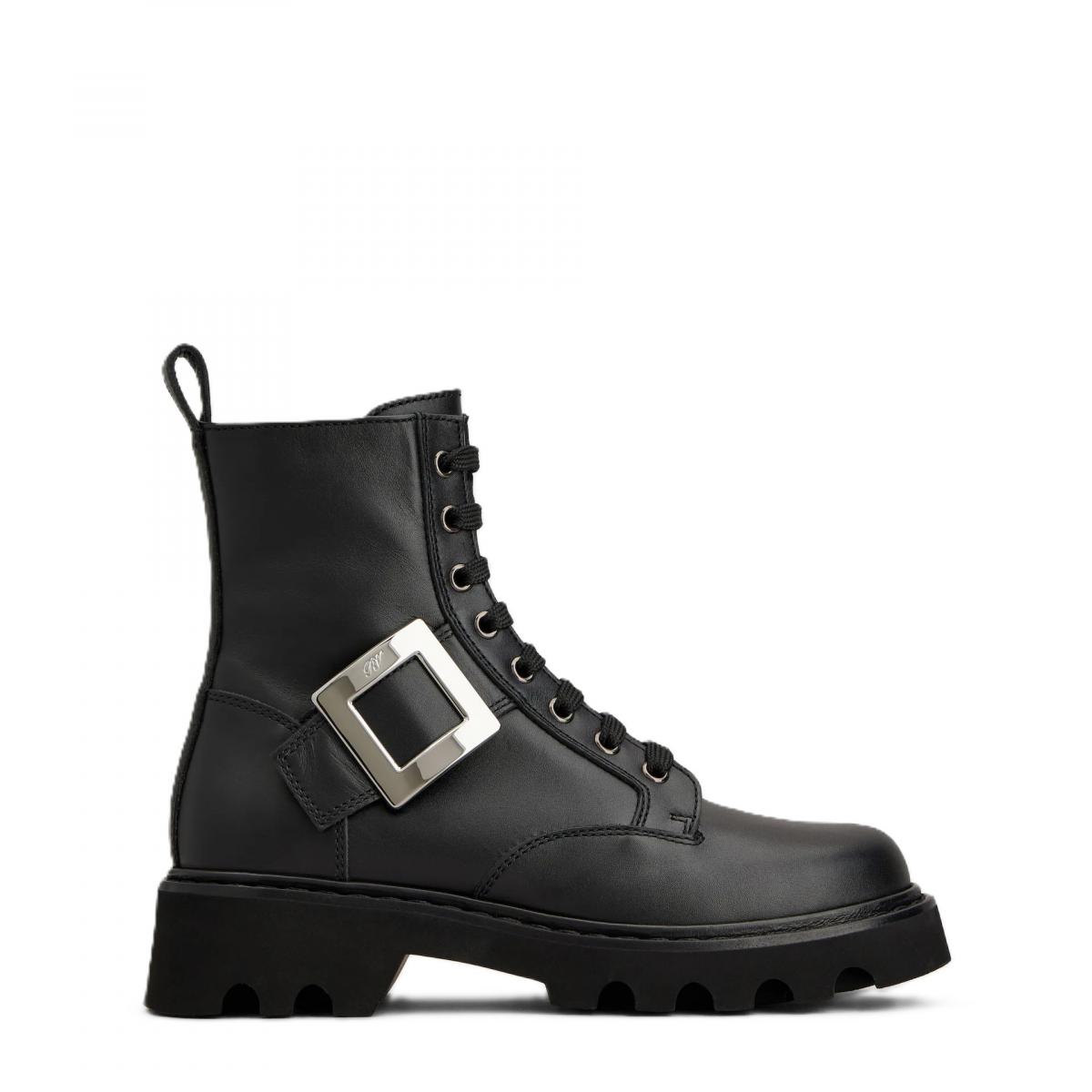 如果想找一雙能增高修飾腿型的鞋款，那這雙「Viv Rangers」軍靴可列入考慮！該鞋款自帶的厚底設計，加上包覆腿型的靴筒，可完美的延伸女性得腿部線條。