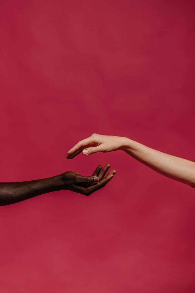 多項研究已證實，安全型依附與幸福的戀愛關係有明顯關聯。根據《Frontiers in Psychology》2023年的研究，安全型依附者在浪漫關係中回報的滿意度與忠誠度顯著較高。