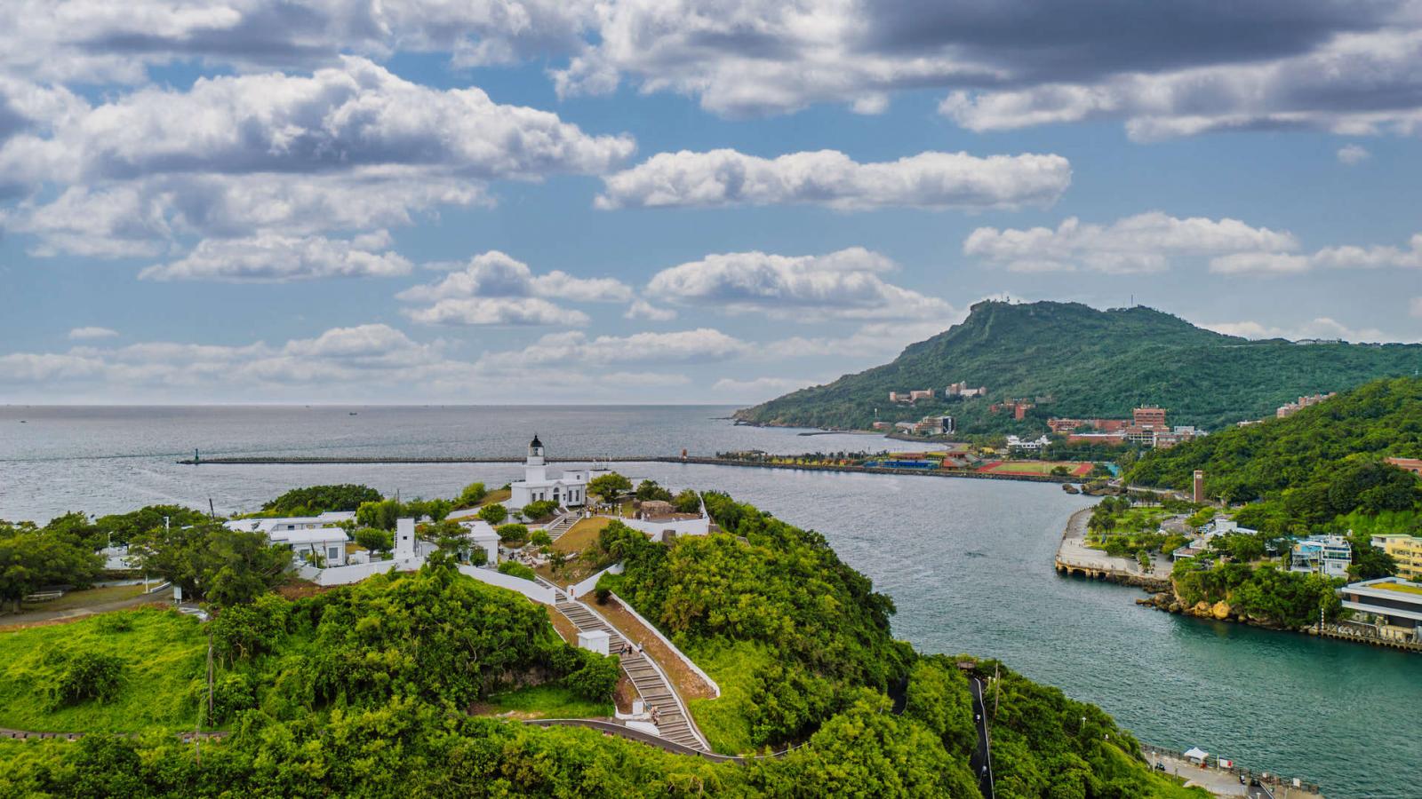 只需搭乘渡輪，就能抵達旗津這座充滿濃厚海港風情的小島。擁有延綿海岸線、旗津燈塔與老街美食，讓人彷彿置身南洋小島。最受歡迎的活動之一就是租電動車環島，沿途可見漁船停泊、海風吹拂、遠眺高雄港景。海岸旁還設有貝殼博物館與自行車道，是兼具生態、文化與娛樂的度假勝地。來旗津，不只是一趟旅遊，更是一種逃離城市喧囂的慢生活體驗。