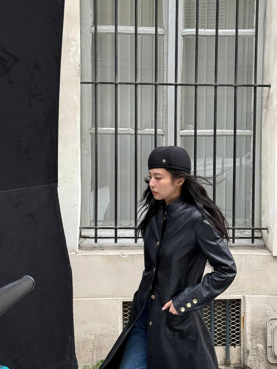 Chanel 25 包無疑是品牌當今最受歡迎的包款,Jennie 除了近日曬出的小型款外,過去亦曾以大尺寸的款式作為日常搭配