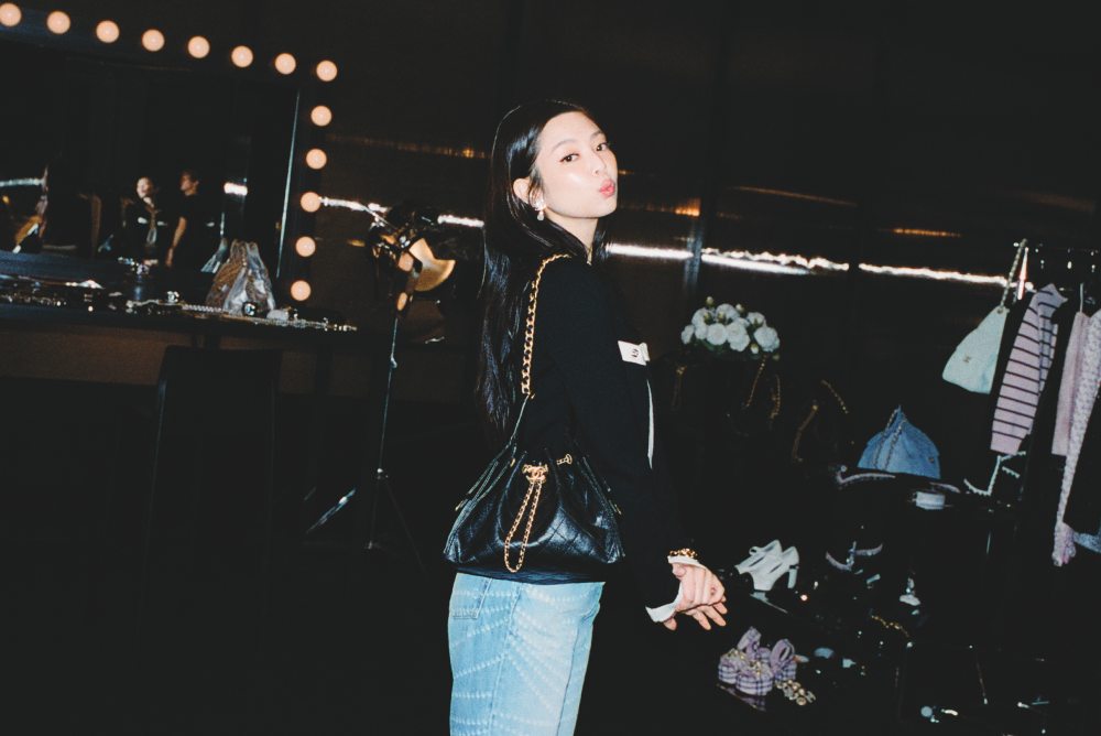 問世於 2025 春夏大秀的 「Chanel 25」 包款，以柔軟卻俐落的輪廓搭配品牌經典符碼，將都會日常的隨性與高級質感凝練成一種獨特的手袋語言。