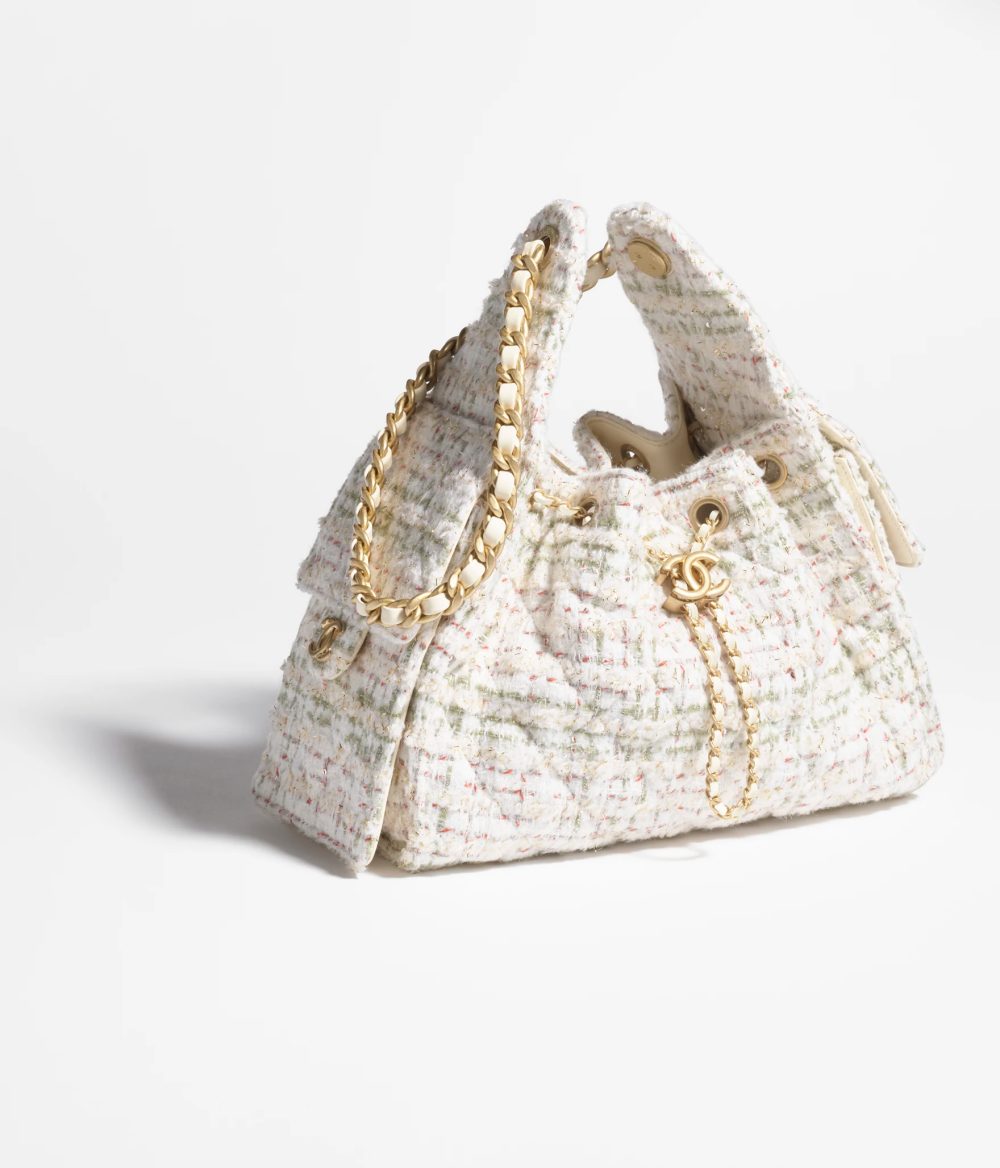 斜紋軟呢是 Chanel 最具代表性的面料,在本季的工坊系列裡,品牌運用其材質打造小型款 25 包,柔和的色彩讓包款擁有典雅的氣質。