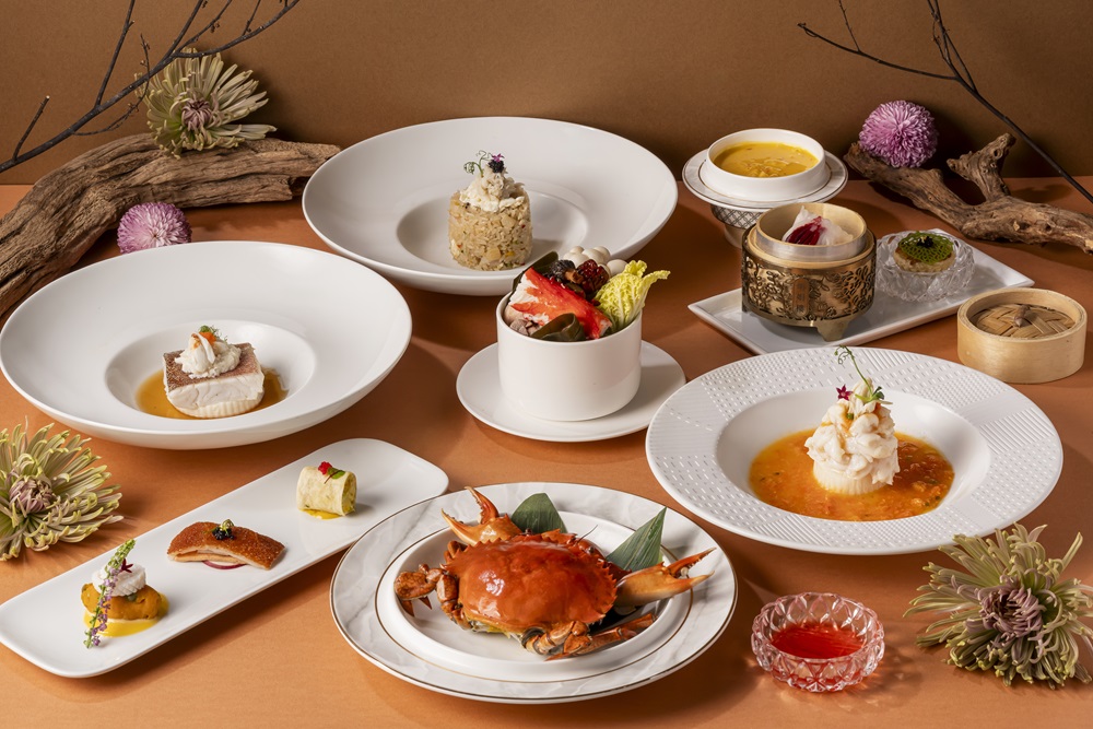 隨著秋意漸濃，正值蟹肥膏滿的佳節，台中勤美洲際酒店自 9 月 26 日至 11 月 30 日隆重推出以螃蟹為主角的「金秋蟹宴」。此次以詩意優雅的粵菜工藝，打造七道式套餐，將秋日佳蟹化為一首層層遞進的饗宴詩章。風味由清雅至濃厚，再回歸細膩輕盈，菜色包括：花雕雞油處女蟳、西施蟳肉蒸星斑、珍珠蟳肉鮮蔬飯等多道招牌料理，展現粵菜工藝與秋蟹雅韻的完美結合。