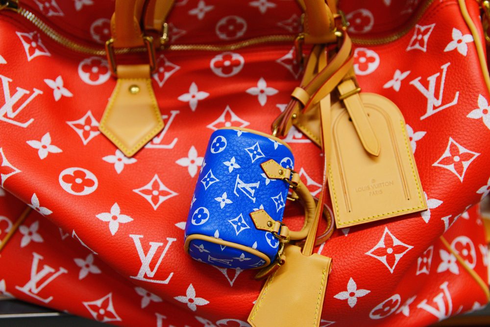 到了 20 世紀初，隨著汽車的普及，旅行方式不再只是跨國長途，而是逐漸轉向更靈活的城市移動與短程旅行。