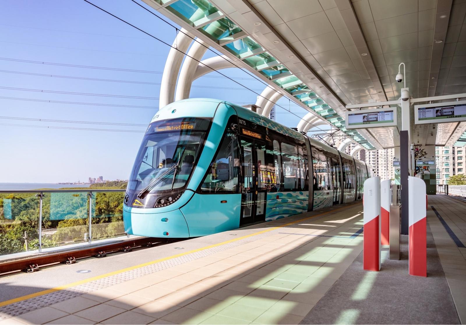 淡海輕軌第二期是淡海輕軌藍海線的延伸,路線將沿著淡水河岸,從捷運淡水站一路蜿蜒至漁人碼頭。它以台北捷運紅線「淡水站」為起點,串連現有淡海輕軌的「淡水漁人碼頭站」,形成完整的環狀路線。此延伸段不僅能提供更便捷的交通系統,旅客在搭乘輕軌時,亦能沿途欣賞淡水河口的壯闊景色。全案最快將於 2030 年完工,先期工程已經動工,預計可加速通車時程。