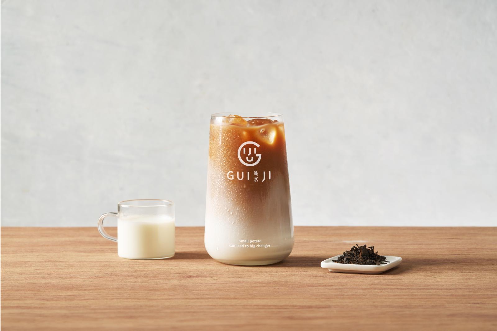 「碎銀普洱奶茶」是一杯讓人意外上癮的成熟系風味。