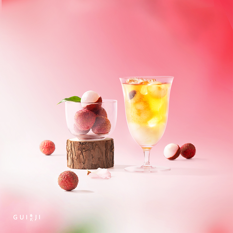 每到夏日龜記必推的「荔枝茶王」，天然的甜香撲鼻而來，記憶點鮮明，入口更是沁涼清爽。