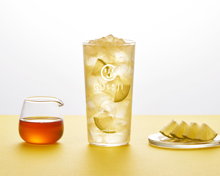 「雷夢蘆薈蜜」以蜂蜜的柔和甜香結合檸檬的爽朗酸韻，酸甜比例拿捏得恰到好處