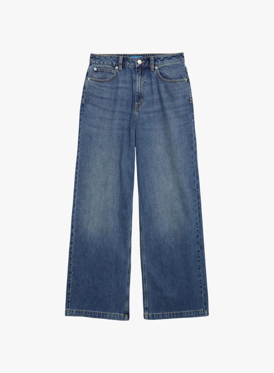 Agnès b. 旗下副牌「Sport b.」在本季秋冬亦推出一條吸引人的牛仔褲！設計團隊運用寬褲版型為靈感，搭配上隨性的水洗刷色，整體版型不僅很修身，同時還散發出一股隨性的氣息。